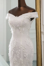 Vestido de novia largo de sirena con hombros descubiertos, encaje y apliques con cordones