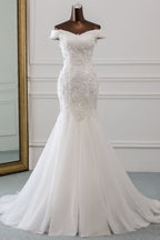 Vestido de novia largo de sirena con hombros descubiertos, encaje y apliques con cordones