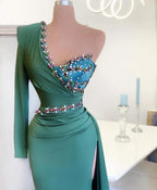 Vestido de fiesta largo de sirena con un hombro al descubierto y abertura frontal con mangas