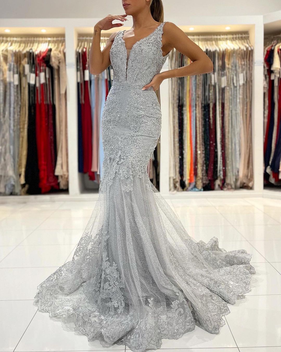 Vestido de fiesta largo de sirena con espalda abierta, escote en V y tul con encaje
