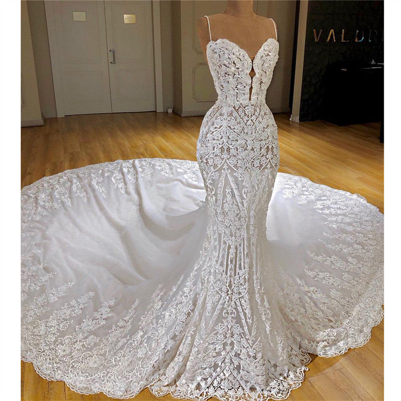 Langes Meerjungfrau-Brautkleid mit Spaghettiträgern und Spitzenapplikationen und Kathedralenschleppe
