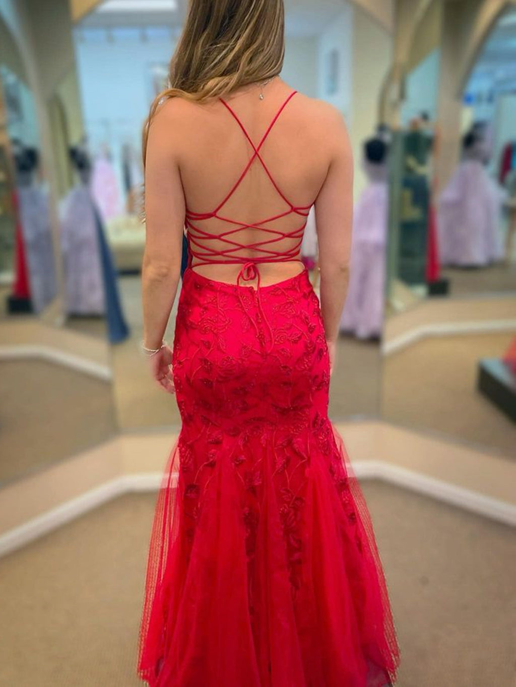 Langes Meerjungfrau-Spaghettiträger-Tüll-Spitze-Ballkleid mit offenem Rücken in Rot