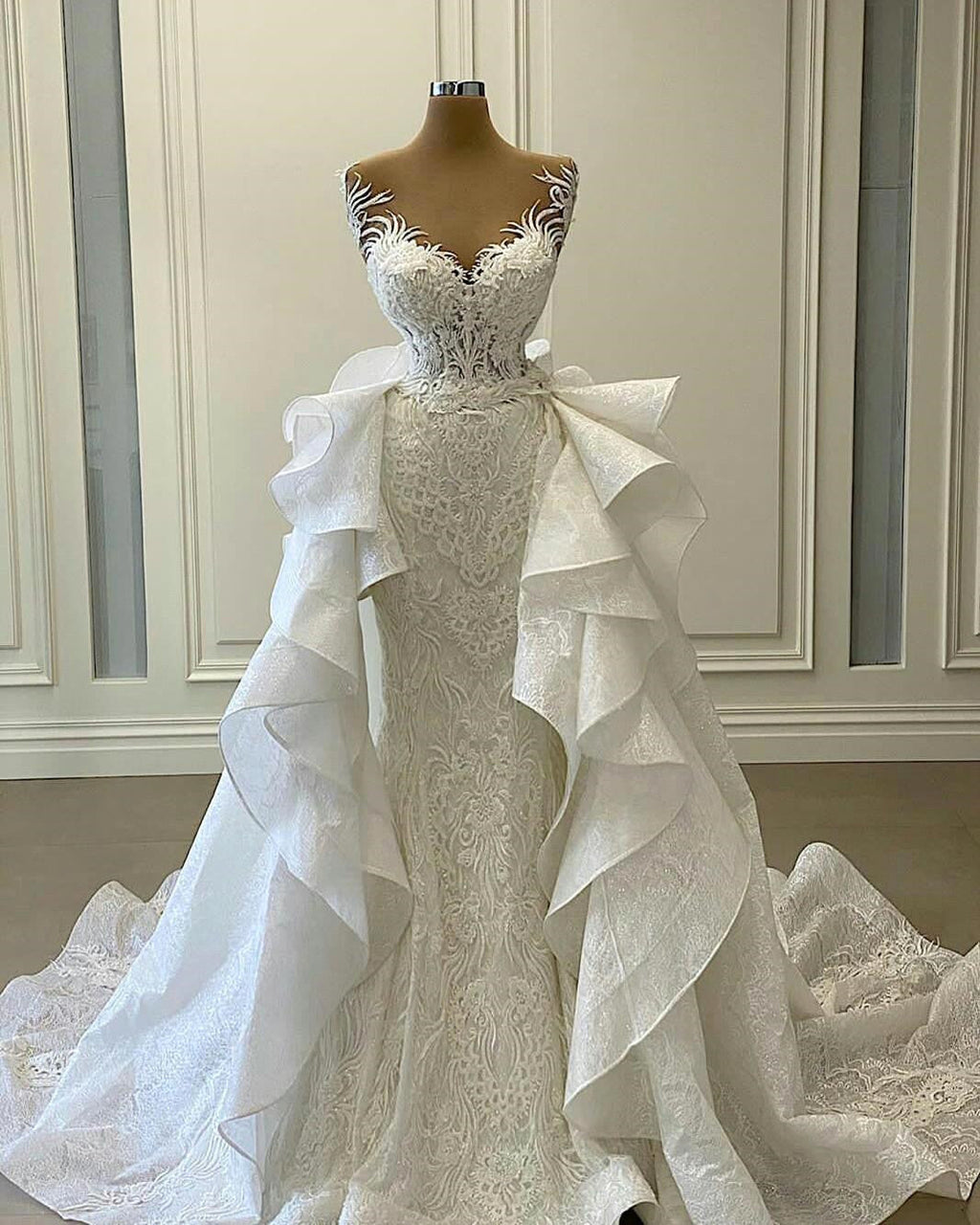 Vestido de novia largo de sirena con escote en forma de corazón, apliques de encaje y cola desmontable