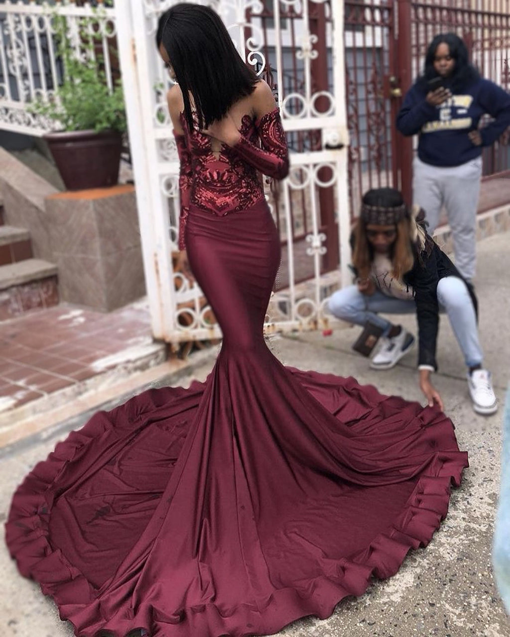 Langes Meerjungfrau-Ballkleid aus Satin mit Herzausschnitt und Ärmeln