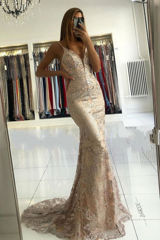 Langes Meerjungfrau-Abschlussballkleid mit Herzausschnitt und Spaghettiträgern und Spitzenapplikationen
