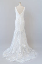 Vestido de novia largo de sirena con escote en V y apliques de tul y encaje