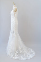 Vestido de novia largo de sirena con escote en V y apliques de tul y encaje