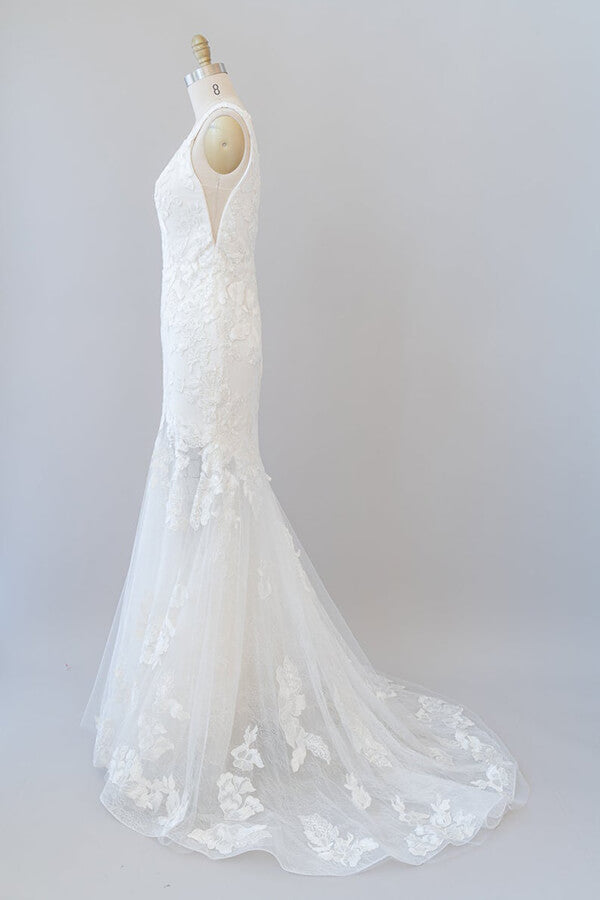 Vestido de novia largo de sirena con escote en V y apliques de tul y encaje