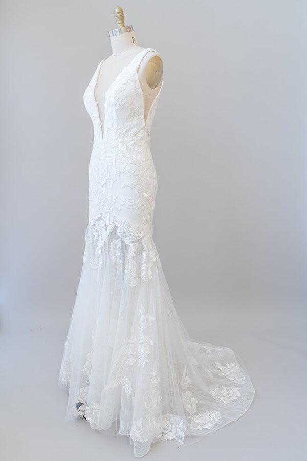Vestido de novia largo de sirena con escote en V y apliques de tul y encaje