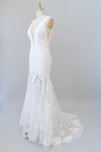 Vestido de novia largo de sirena con escote en V y apliques de tul y encaje