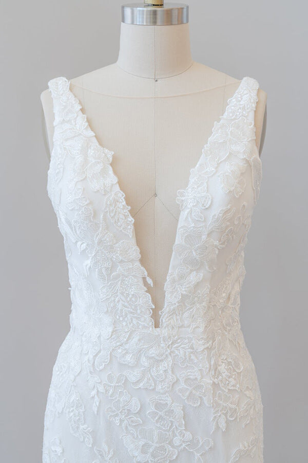 Vestido de novia largo de sirena con escote en V y apliques de tul y encaje