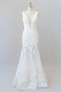Vestido de novia largo de sirena con escote en V y apliques de tul y encaje