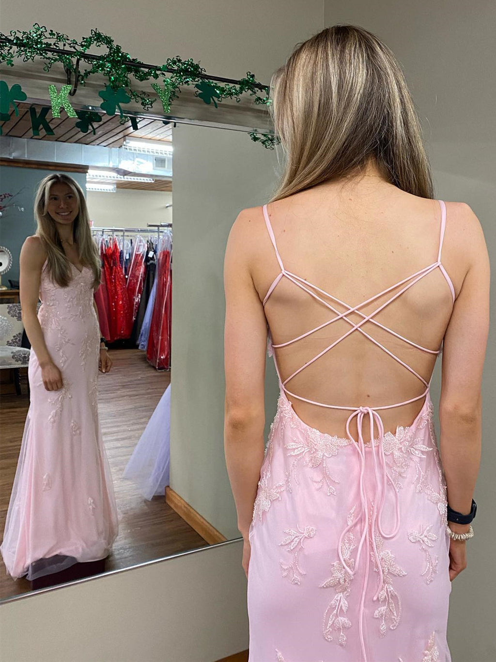 Langes Meerjungfrau-Abendkleid mit V-Ausschnitt und rückenfreiem Spitzenabschlussballkleid in Rosa