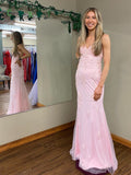 Langes Meerjungfrau-Abendkleid mit V-Ausschnitt und rückenfreiem Spitzenabschlussballkleid in Rosa