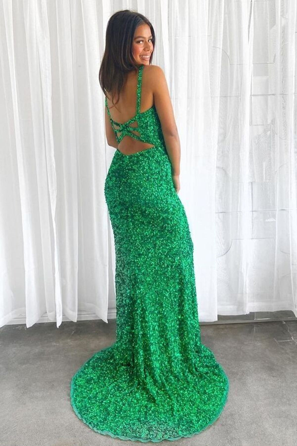 Langes rückenfreies Ballkleid im Meerjungfrauen-Stil mit V-Ausschnitt und Pailletten und Schlitz in Grün