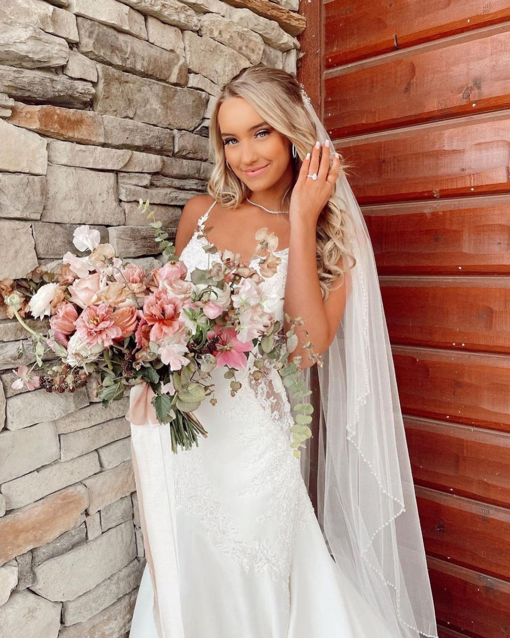 Langes Meerjungfrau-Brautkleid mit V-Ausschnitt und Spaghettiträgern und Spitzenapplikationen