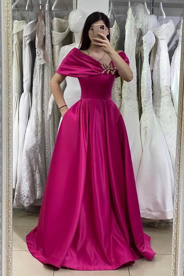 Vestido de fiesta largo de satén con hombros descubiertos y bolsillos en forma de A