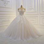 Langes, schulterfreies Ballkleid mit Herzausschnitt und Paillettenapplikationen aus Spitze