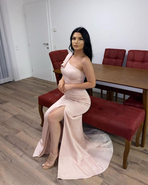 Langes, schlichtes Meerjungfrau-Ballkleid mit One-Shoulder-Träger und Schlitz