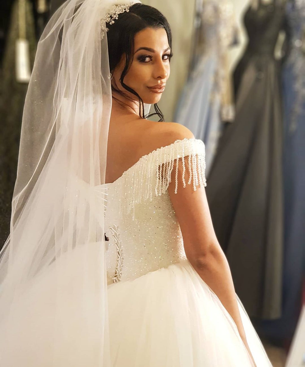 Vestido de novia largo de princesa con hombros descubiertos, espalda descubierta, de tul y borlas