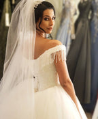 Vestido de novia largo de princesa con hombros descubiertos, espalda descubierta, de tul y borlas