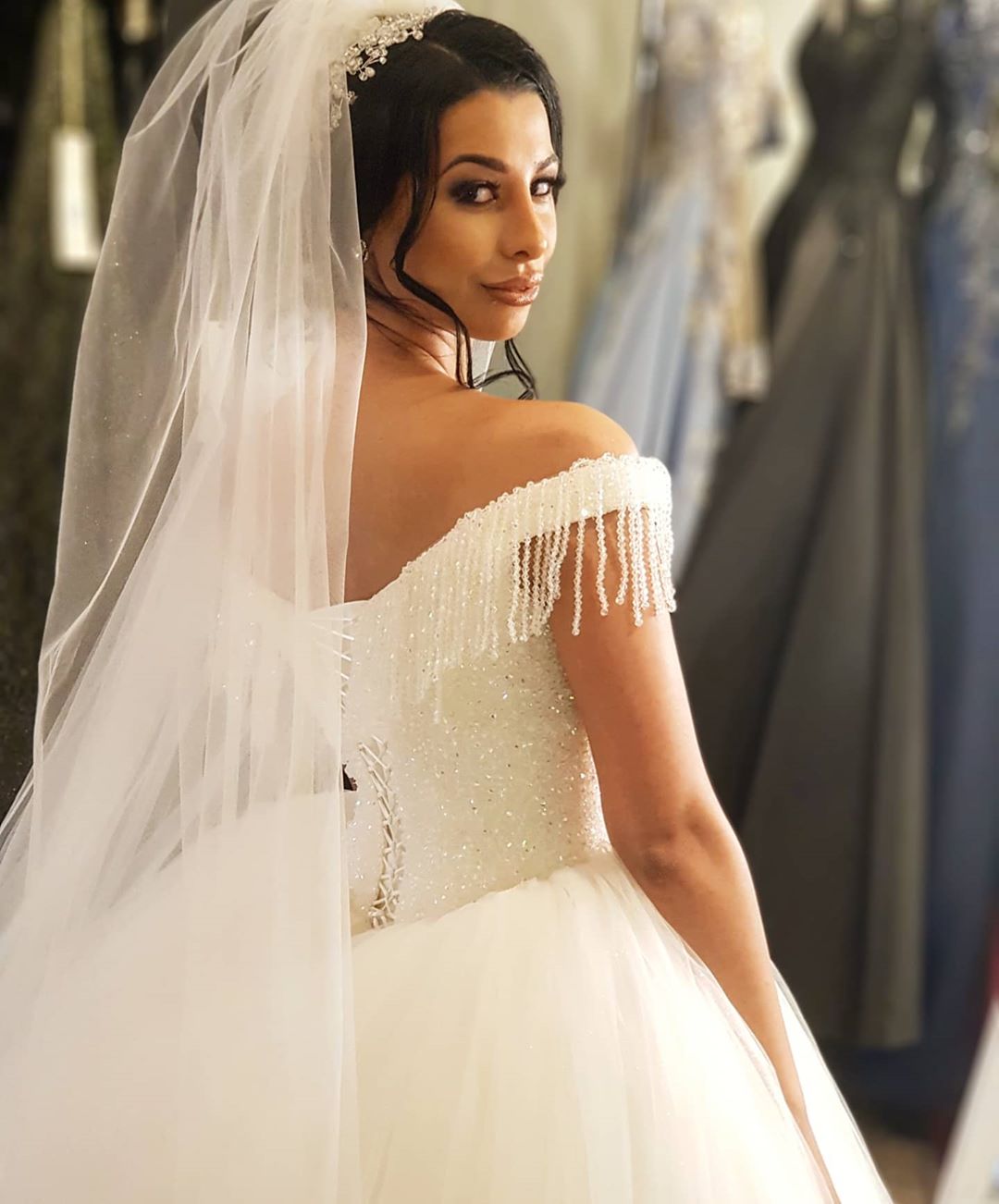 Vestido de novia largo de princesa con hombros descubiertos, espalda descubierta, de tul y borlas