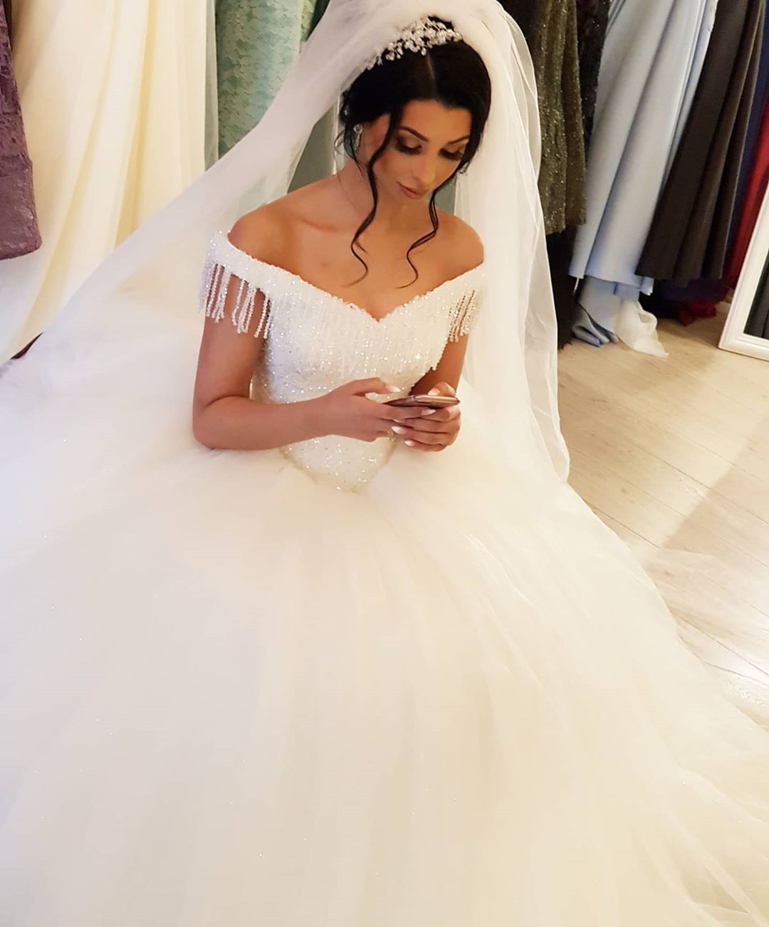 Vestido de novia largo de princesa con hombros descubiertos, espalda descubierta, de tul y borlas