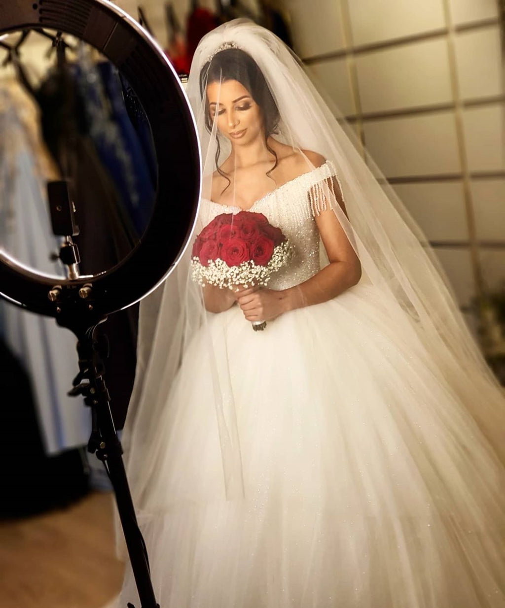 Vestido de novia largo de princesa con hombros descubiertos, espalda descubierta, de tul y borlas