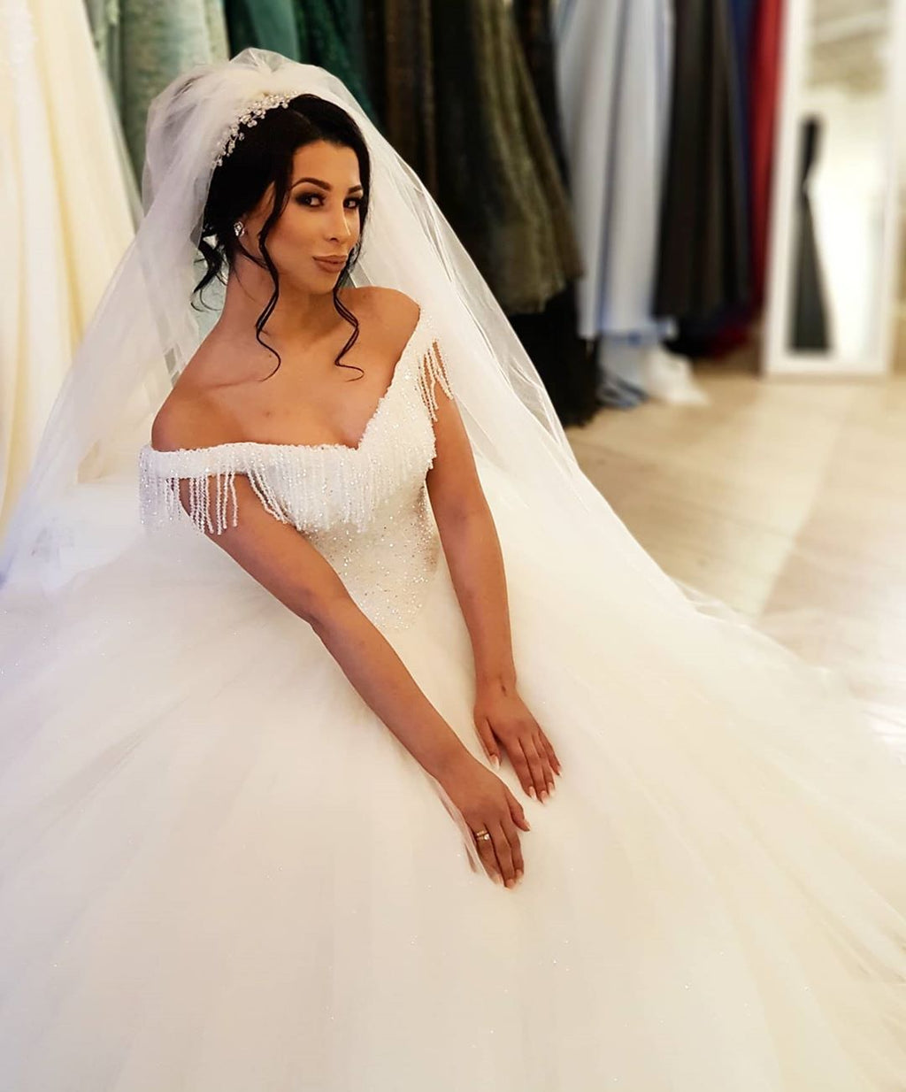 Vestido de novia largo de princesa con hombros descubiertos, espalda descubierta, de tul y borlas