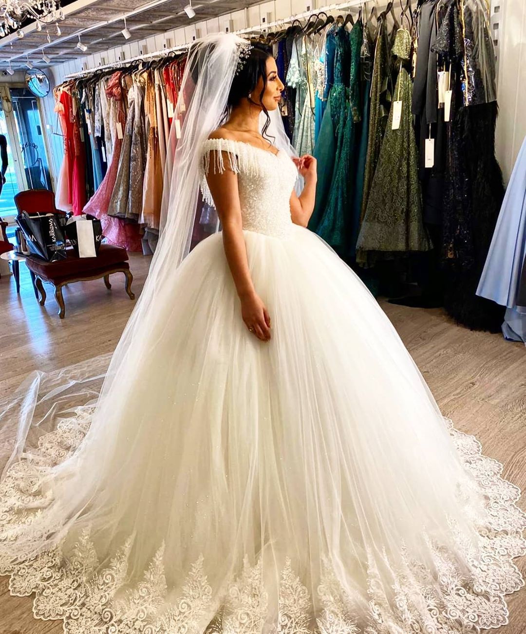 Vestido de novia largo de princesa con hombros descubiertos, espalda descubierta, de tul y borlas