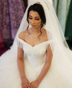 Vestido de novia largo de princesa con hombros descubiertos, espalda descubierta, de tul y borlas