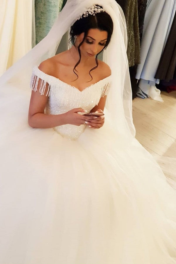 Vestido de novia largo de princesa con hombros descubiertos, espalda descubierta, de tul y borlas