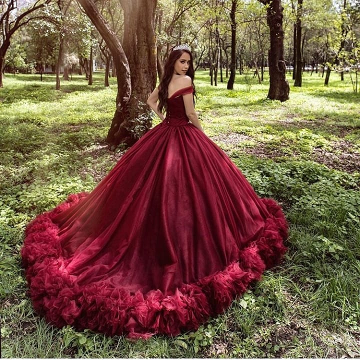 Vestido de novia largo de tul con hombros descubiertos y corte princesa