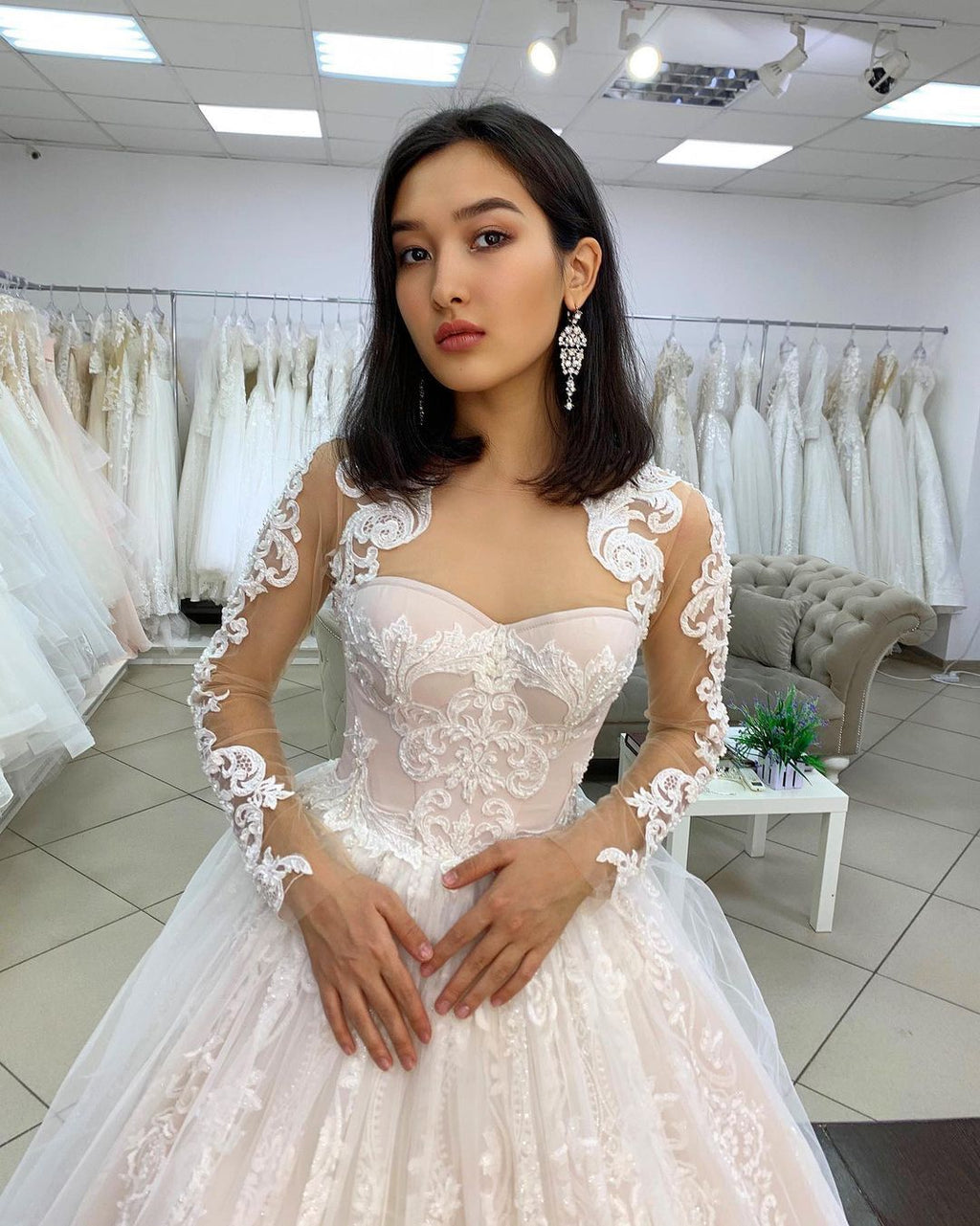 Vestido de novia largo de tul con mangas, espalda descubierta, encaje y apliques de corazón de princesa