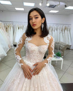 Vestido de novia largo de tul con mangas, espalda descubierta, encaje y apliques de corazón de princesa