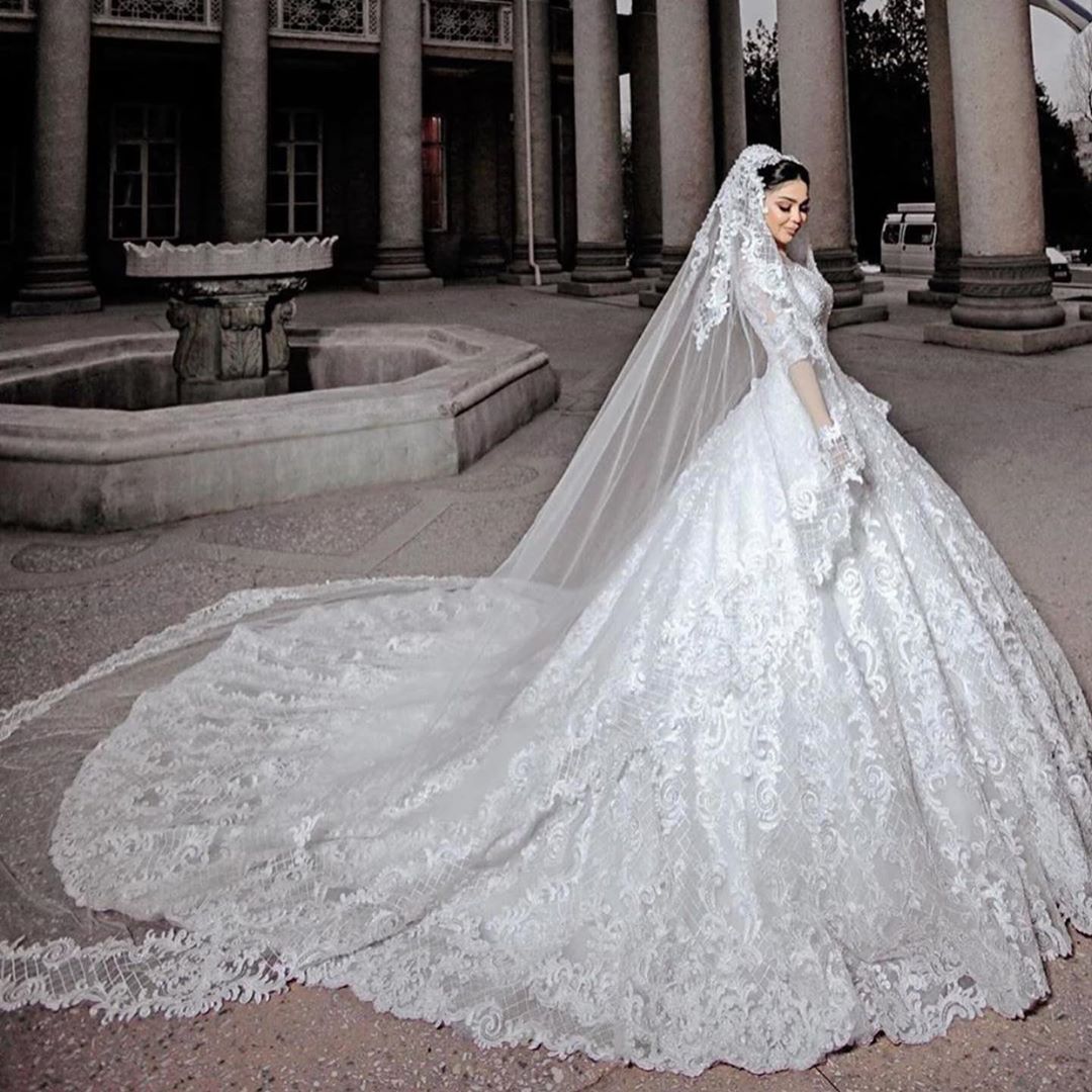 Vestido de novia largo de princesa con tul, cuentas, apliques de encaje y mangas