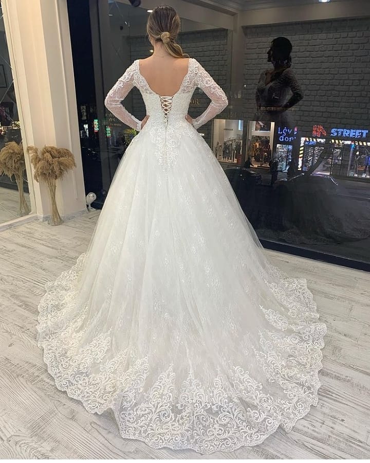 Vestido de novia de tul con escote en V, manga larga, apliques de encaje y espalda descubierta