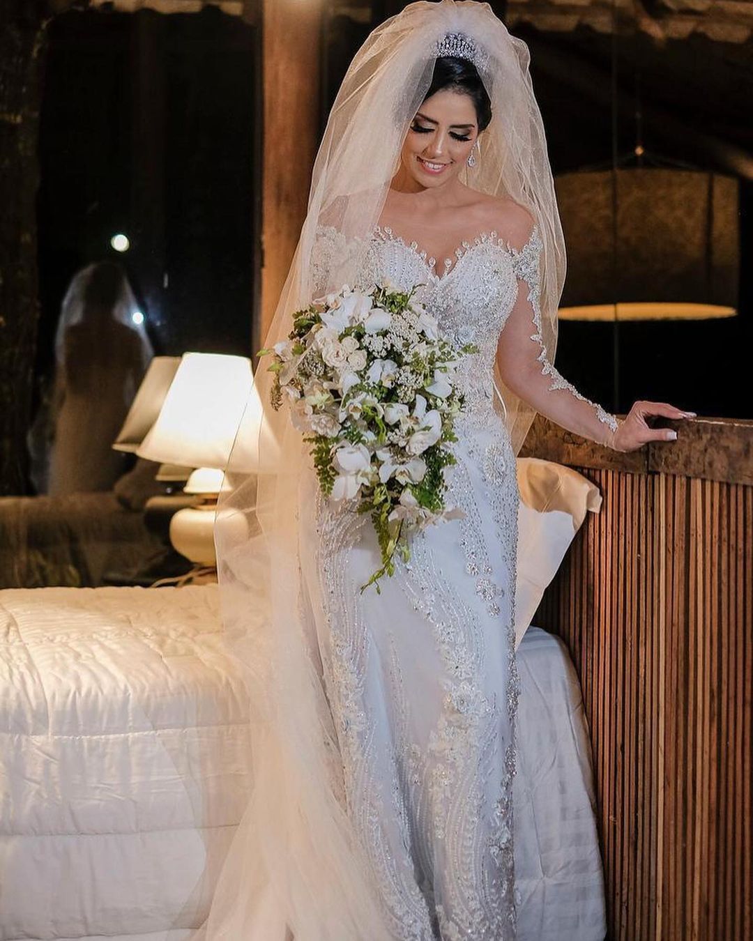 Langärmliges Meerjungfrau-Brautkleid mit schulterfreiem Tüll und Spitzenapplikationen