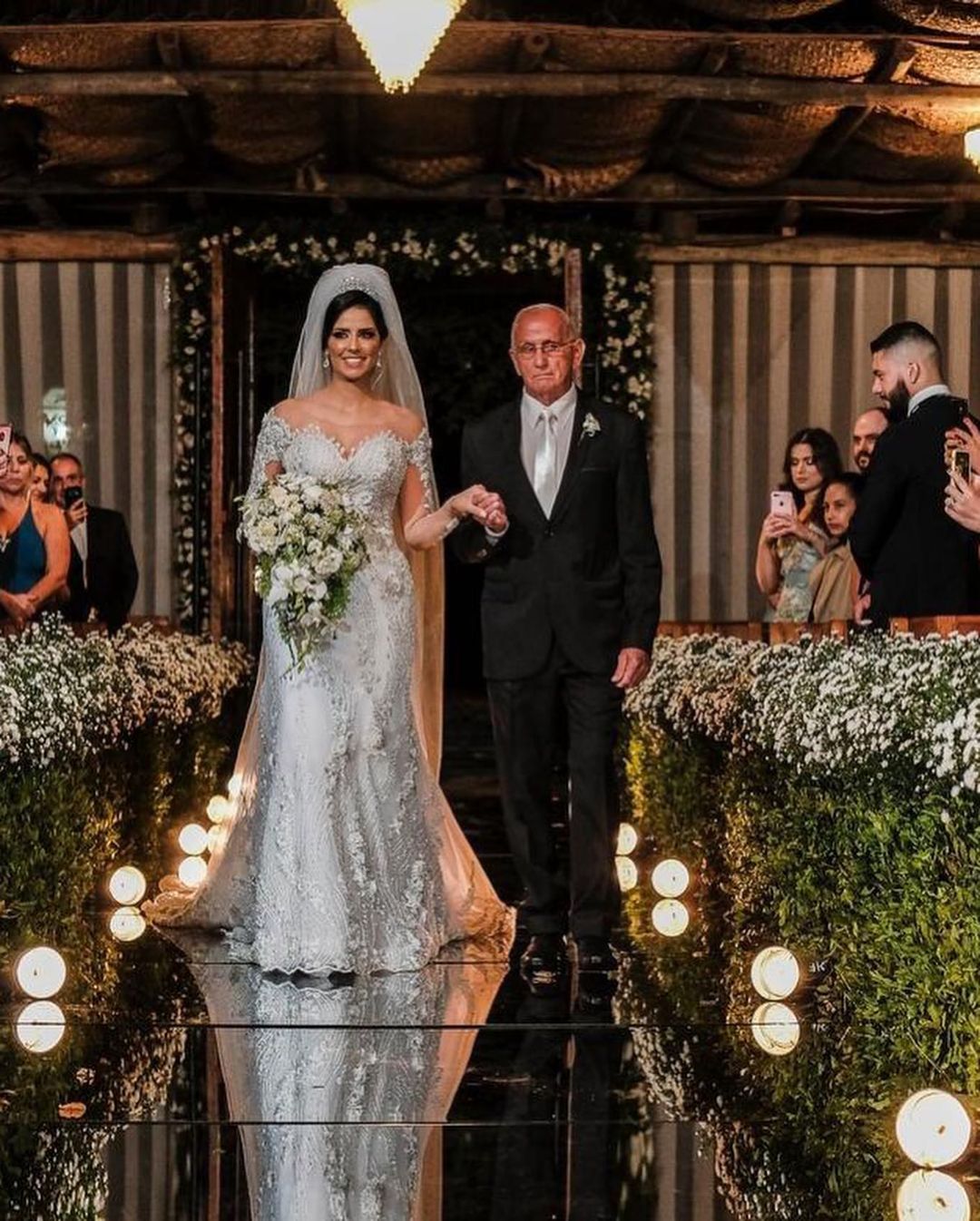 Langärmliges Meerjungfrau-Brautkleid mit schulterfreiem Tüll und Spitzenapplikationen