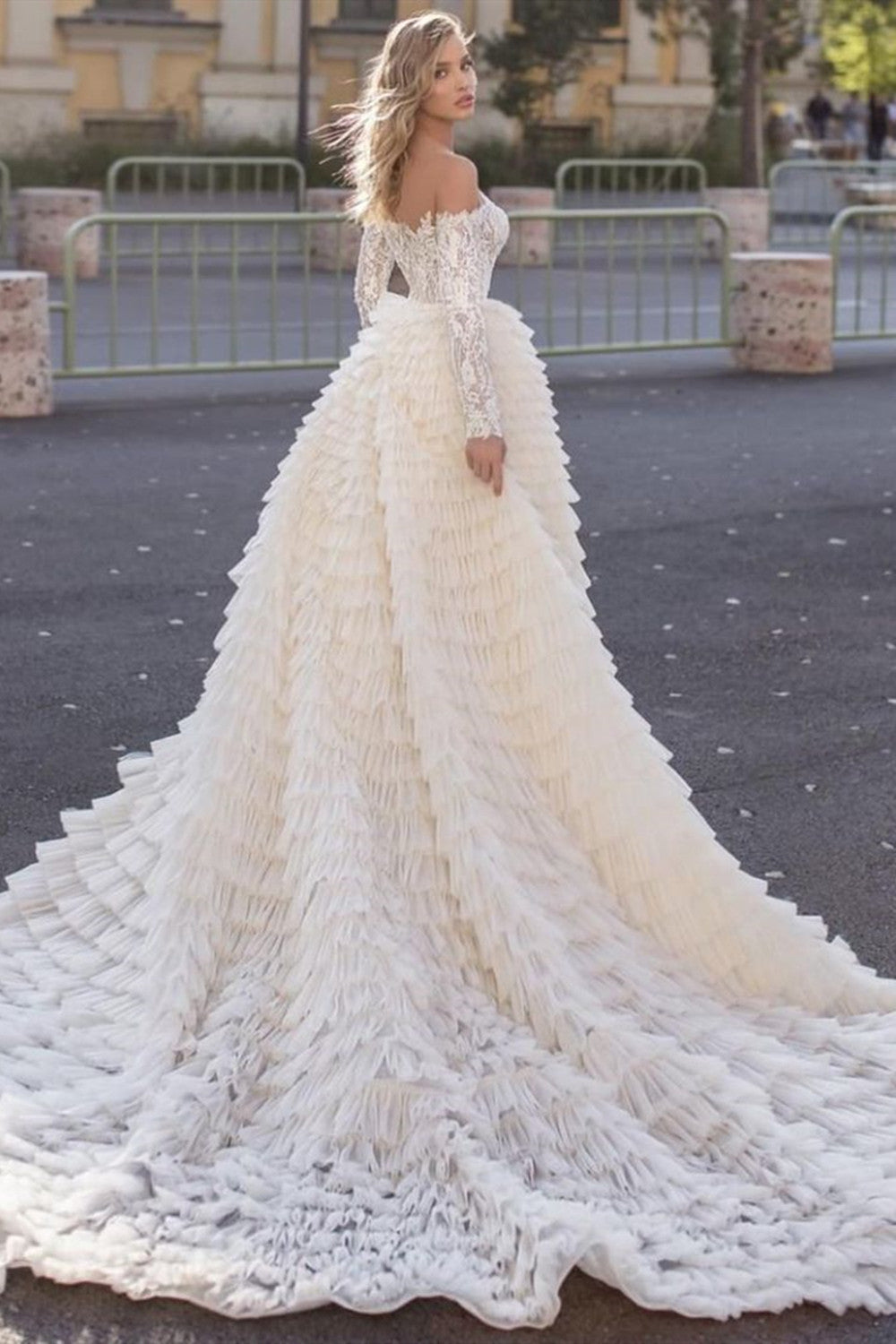 Langärmliges, schulterfreies Meerjungfrau-Brautkleid mit Schleppe