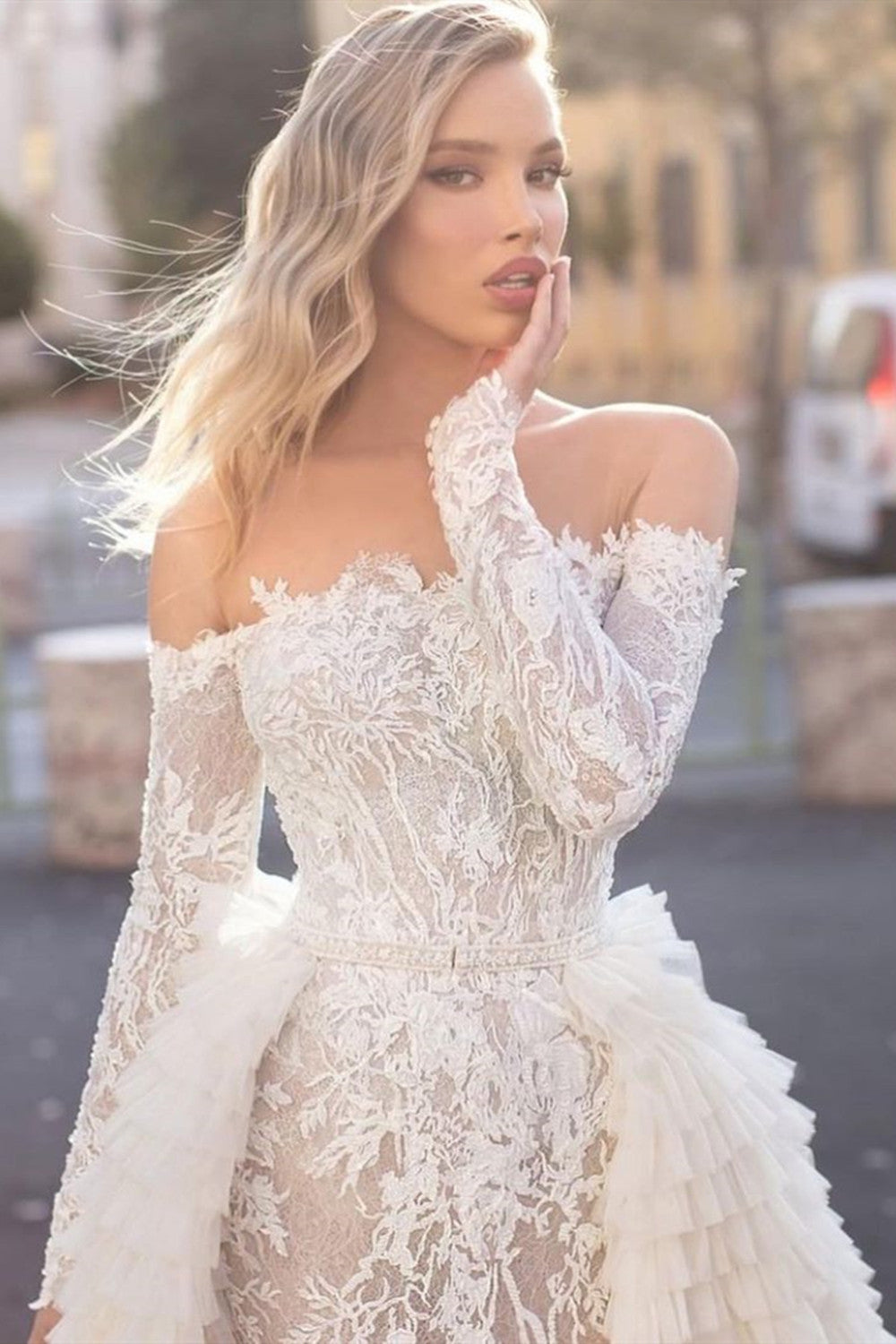 Langärmliges, schulterfreies Meerjungfrau-Brautkleid mit Schleppe