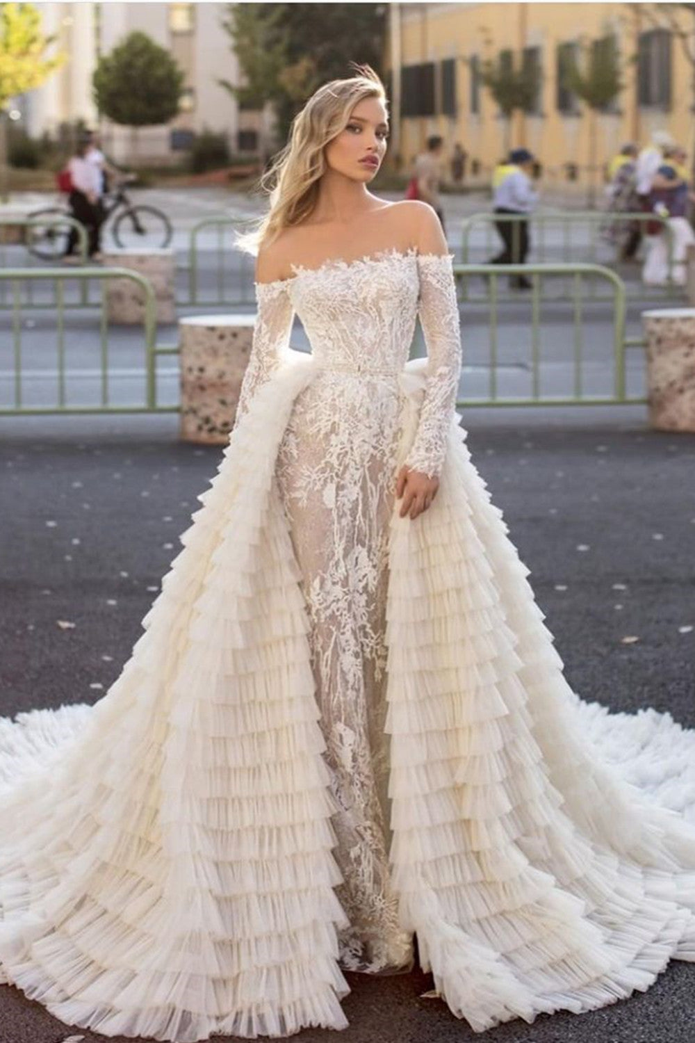 Langärmliges, schulterfreies Meerjungfrau-Brautkleid mit Schleppe