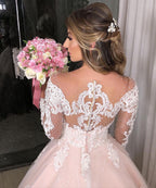 Vestido de novia de manga larga estilo princesa con hombros descubiertos, tul floral y apliques de encaje