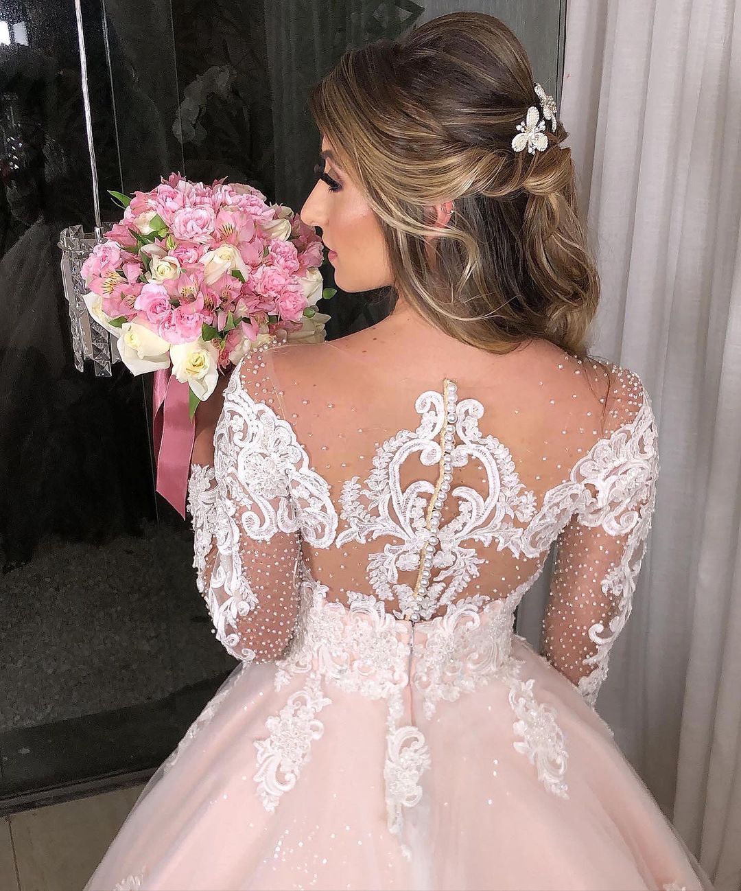 Vestido de novia de manga larga estilo princesa con hombros descubiertos, tul floral y apliques de encaje