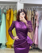 Lila Abendkleid im Meerjungfrauenstil mit langen Ärmeln und weichen floralen Spitzenapplikationen