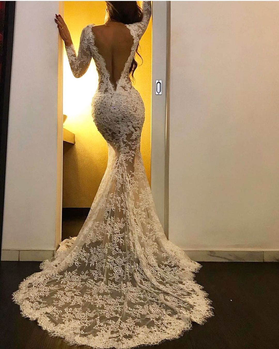 Vestido de fiesta formal de encaje con escote en V y manga larga de sirena blanca con abertura
