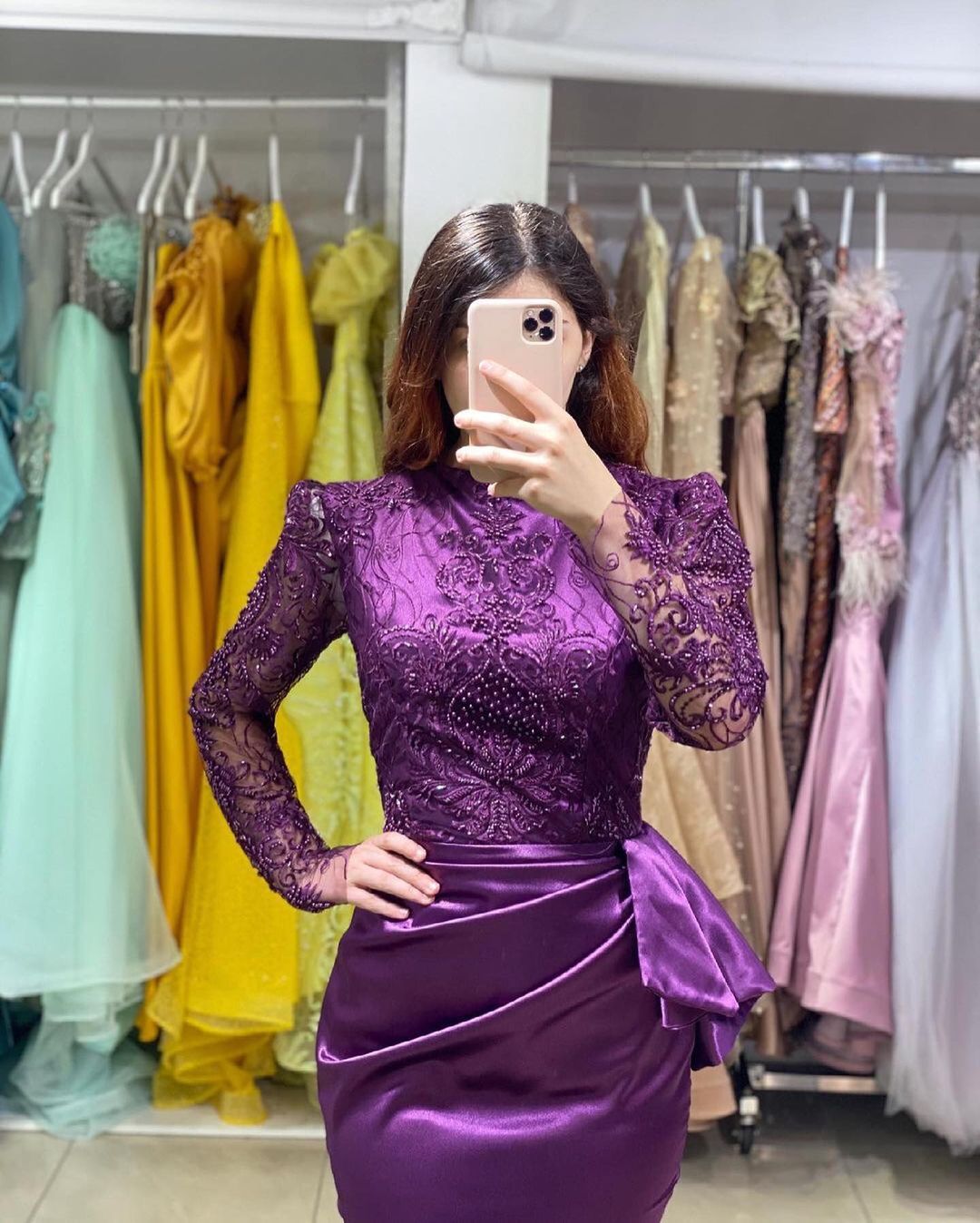 Langes Meerjungfrau-Ballkleid aus Stretch-Satin mit Juwelenspitze und Ärmeln