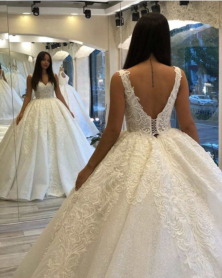 Vestido de novia largo con escote en forma de corazón, espalda descubierta, apliques de encaje y lentejuelas