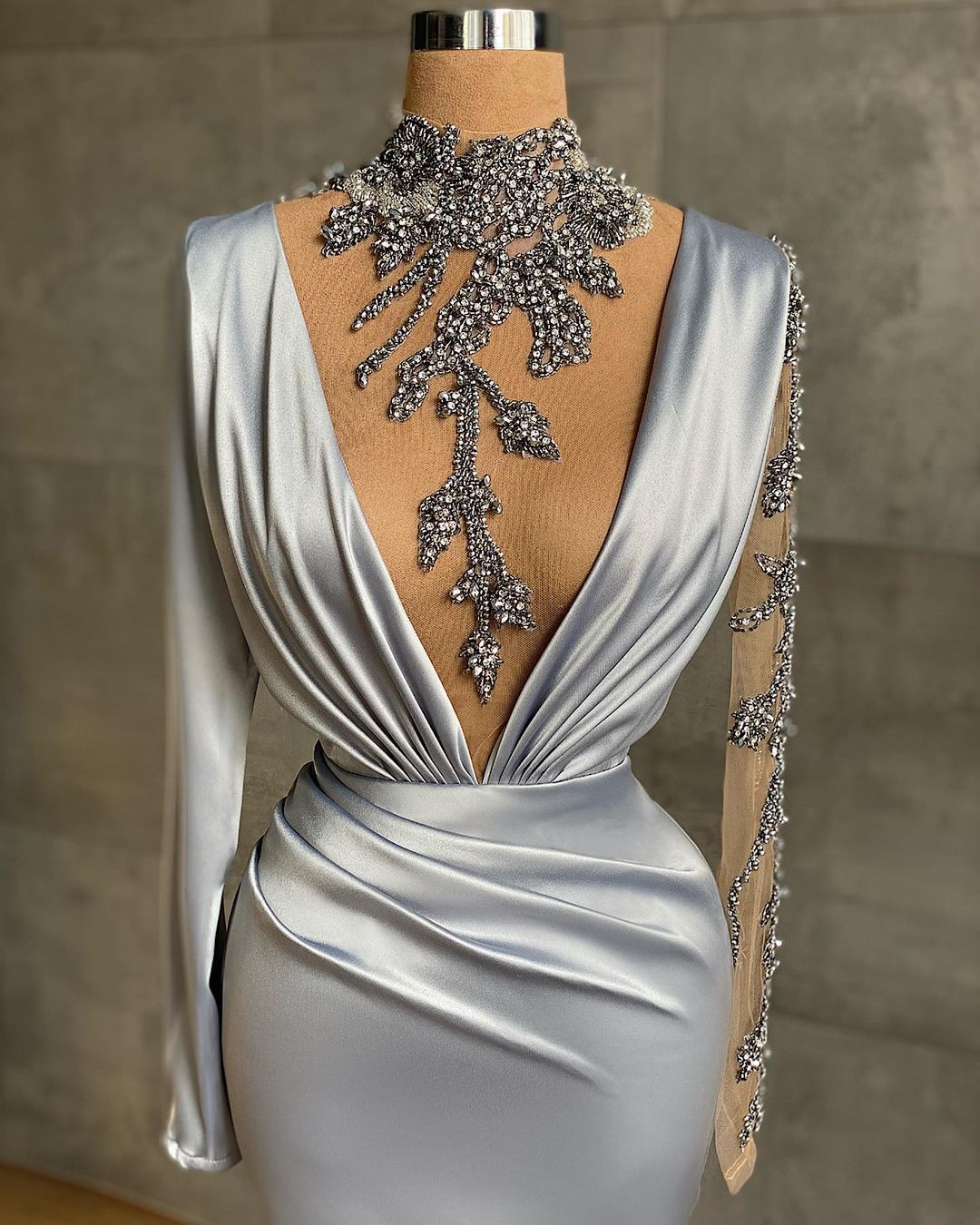 Langes Meerjungfrau-Abendkleid aus Satin mit V-Ausschnitt und Perlenbesatz