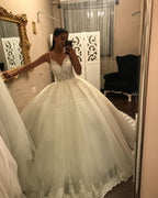 Langes Ballkleid mit V-Ausschnitt und Spaghettiträgern, Applikationen, Spitze und Tüll